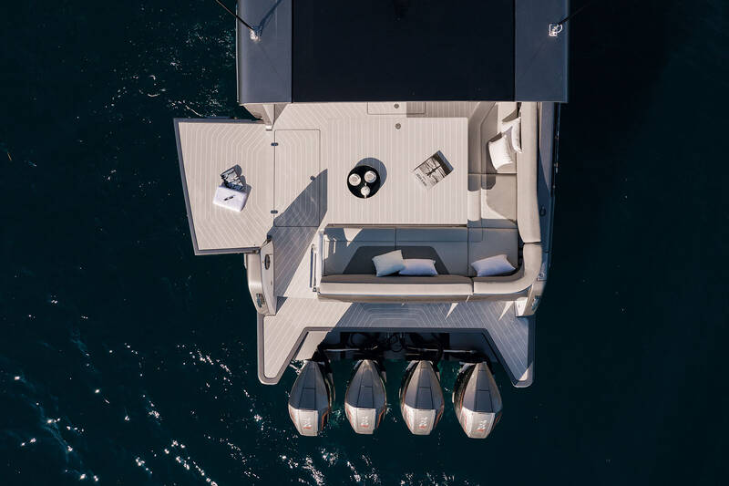 Port side platform with electric control
