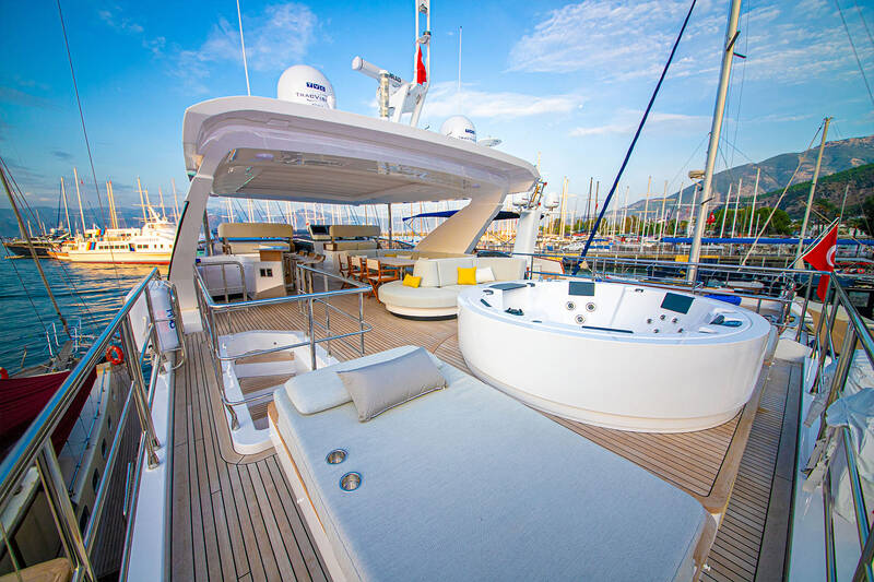 Jacuzzi and sunbathing area on aft fly
