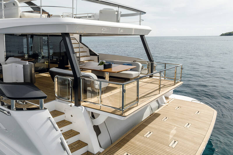 Cockpit with Deck2Deck™ terrace