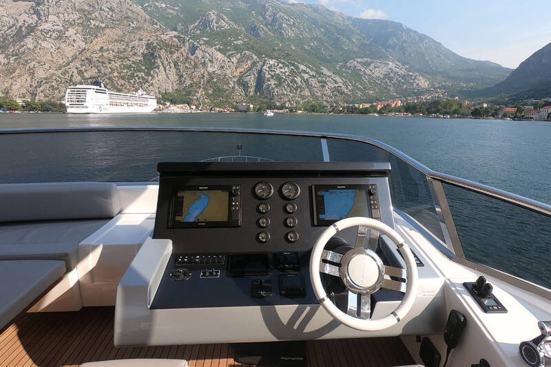 Helm station on flybridge