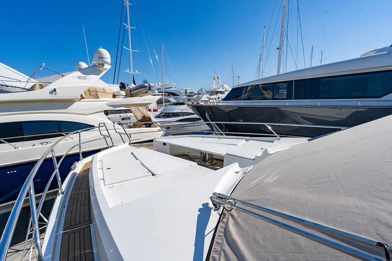 Lounge area convertible in sunbathing area on bow
