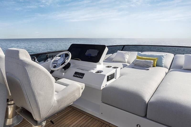 Helm station on flybridge
