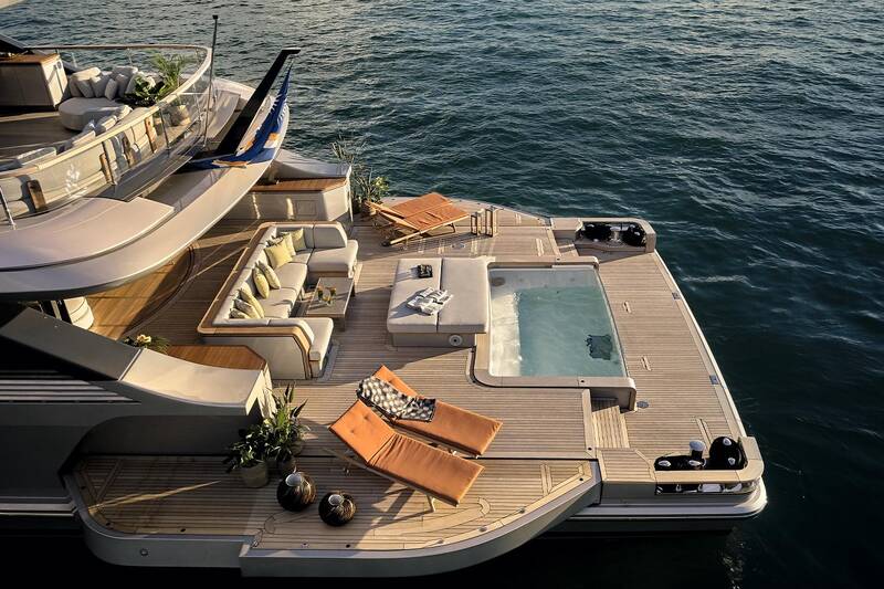 Beach club at aft