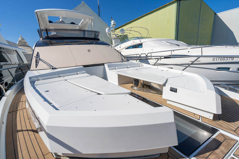 Lounge area convertible in sunbathing area on bow