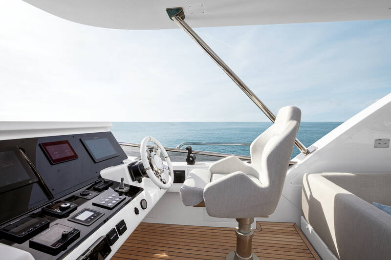 Helm station on flybridge