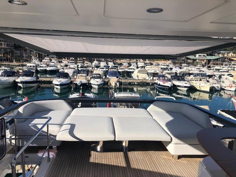 Sunbathing area on aft flybridge
