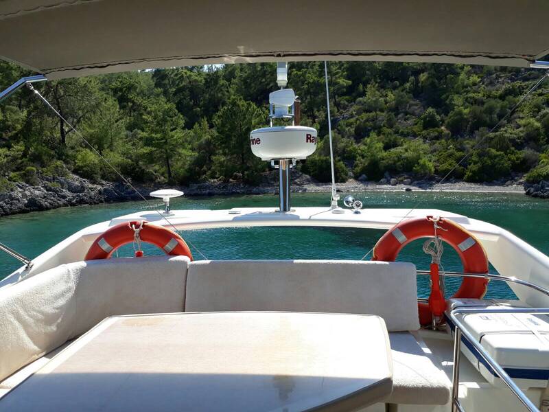 Seating area on the flybridge