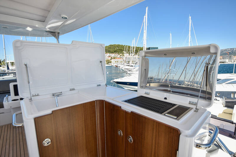 Wet bar on flybridge