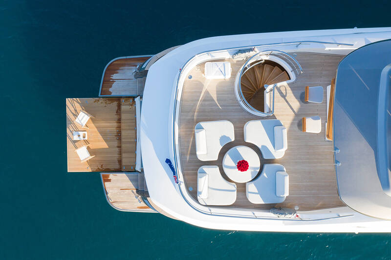 Lounge area on aft flybridge