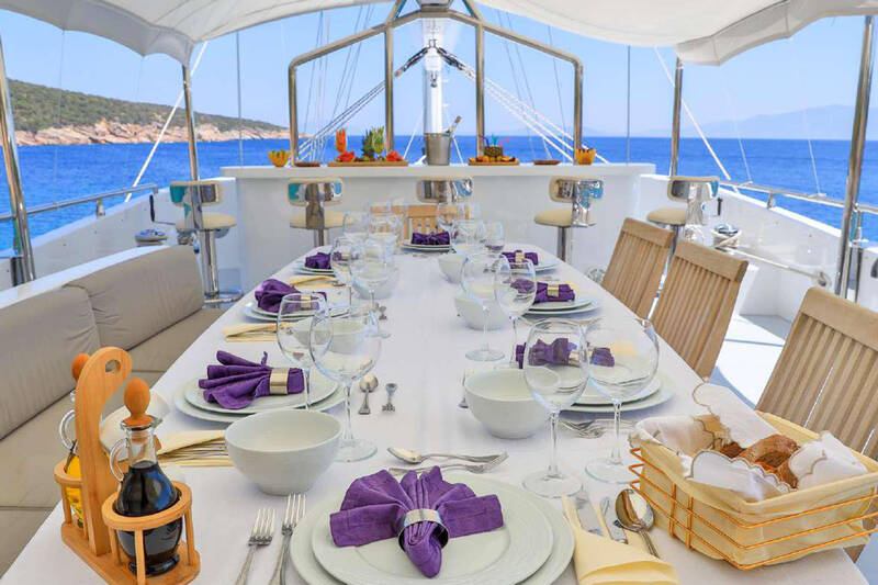  Dining area on deck