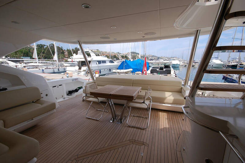 Dining area on cockpit