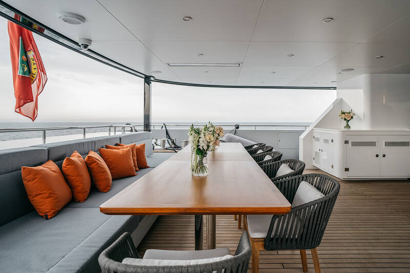 Cockpit dining