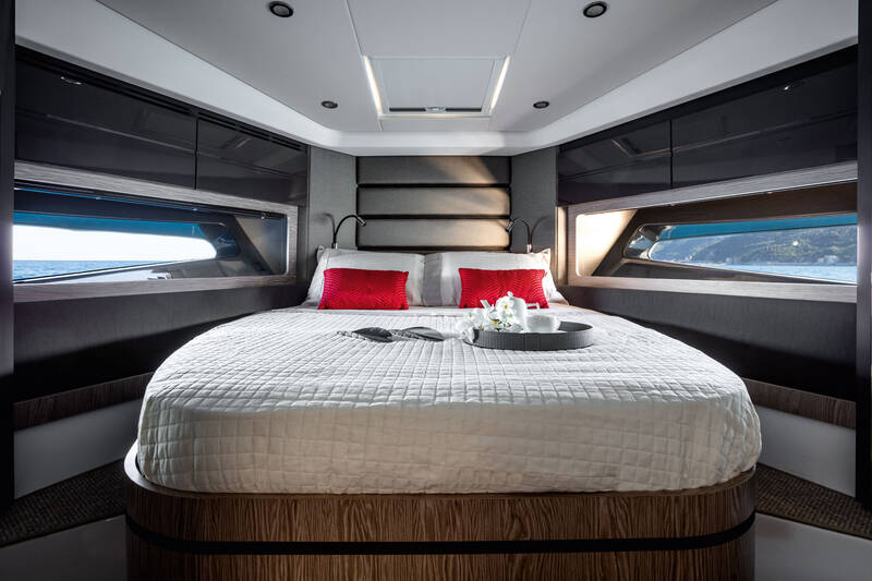 Master cabin (bow)