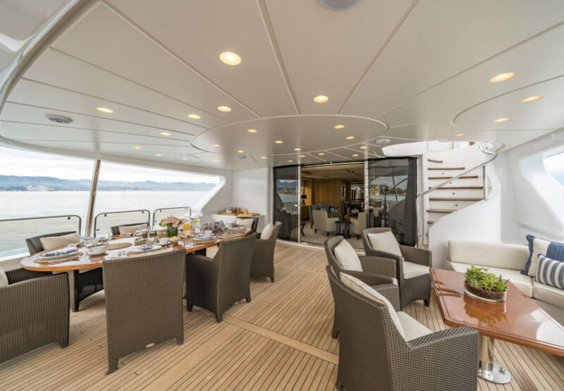 Dining area on upper deck 