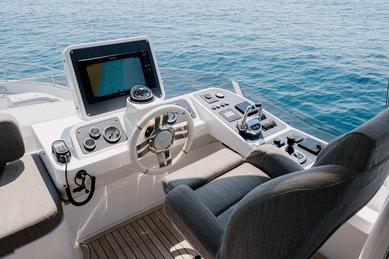 Helm station on flybridge
