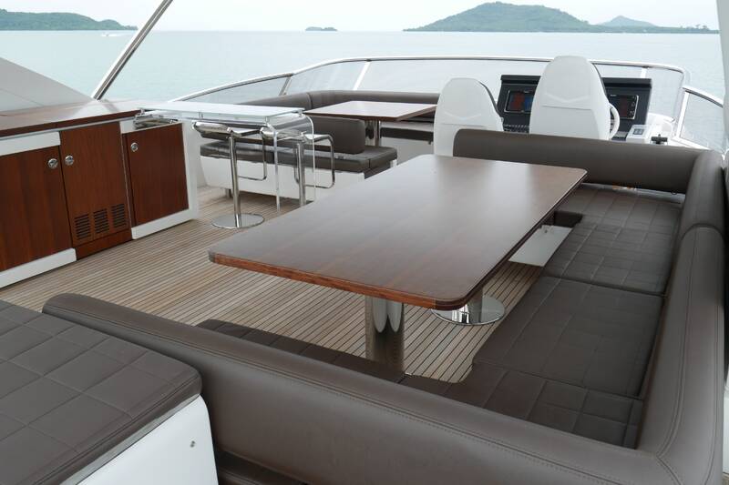 Dining area on the flybridge