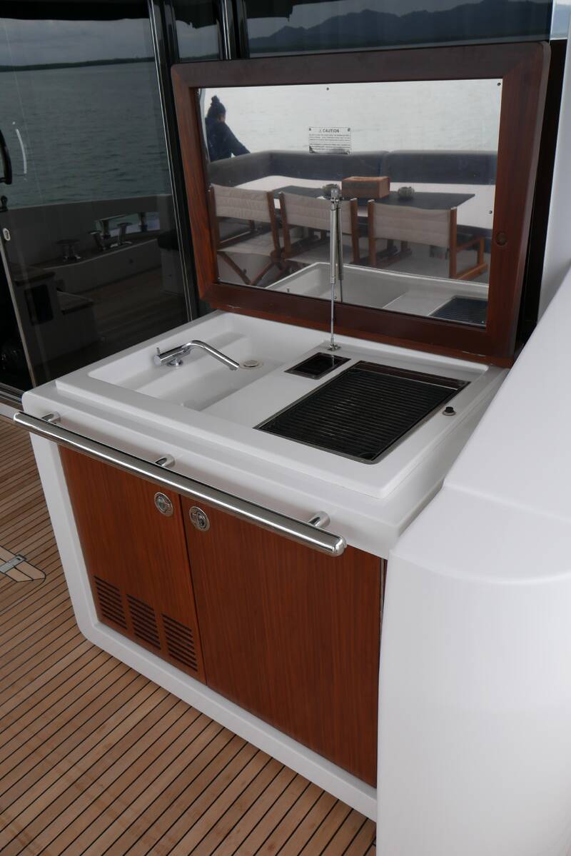 Wet bar in cockpit