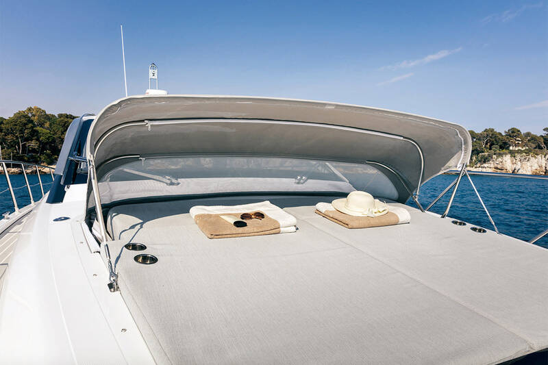 Sunbathing area on bow