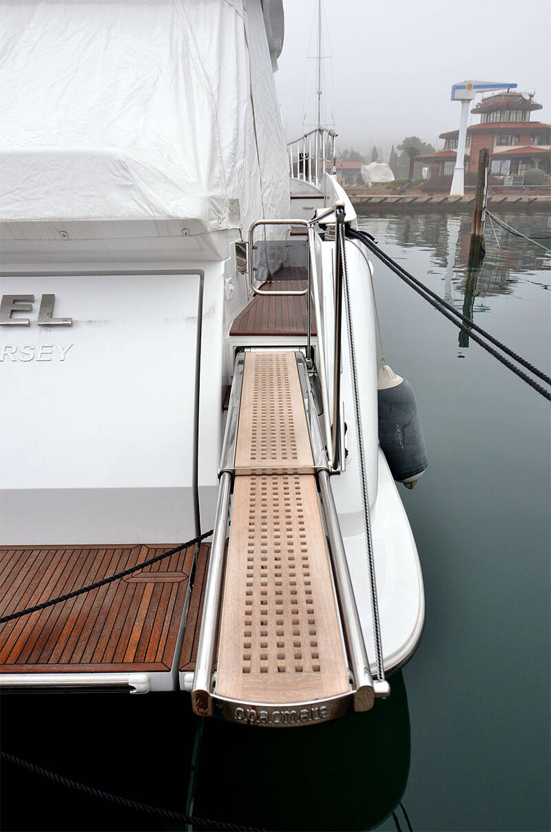 Hydraulic gangway