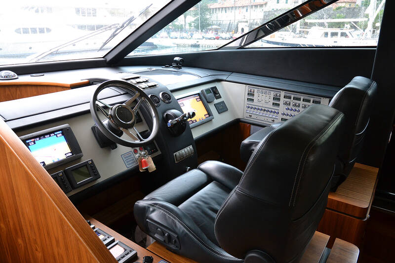 Helm station Fairline Squadron 78 (2011)