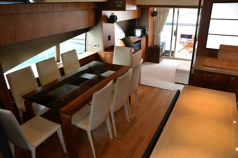 Dining area Fairline Squadron 78 (2011)