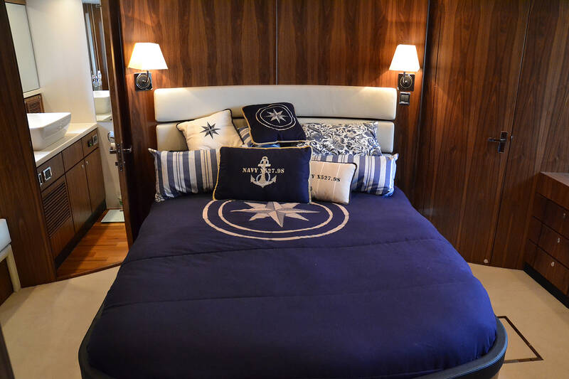 The owner's stateroom Fairline Squadron 78 (2011)