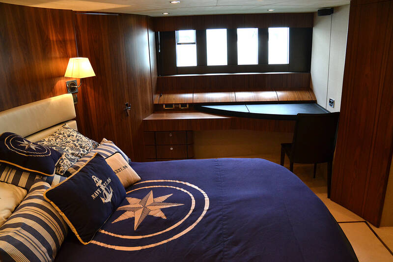 The owner's stateroom Fairline Squadron 78 (2011)