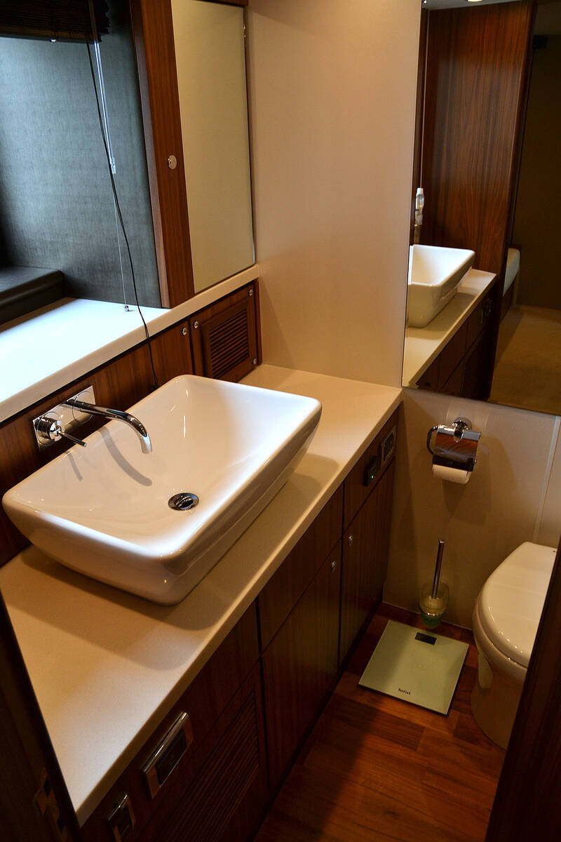 Bathroom Fairline Squadron 78 (2011)