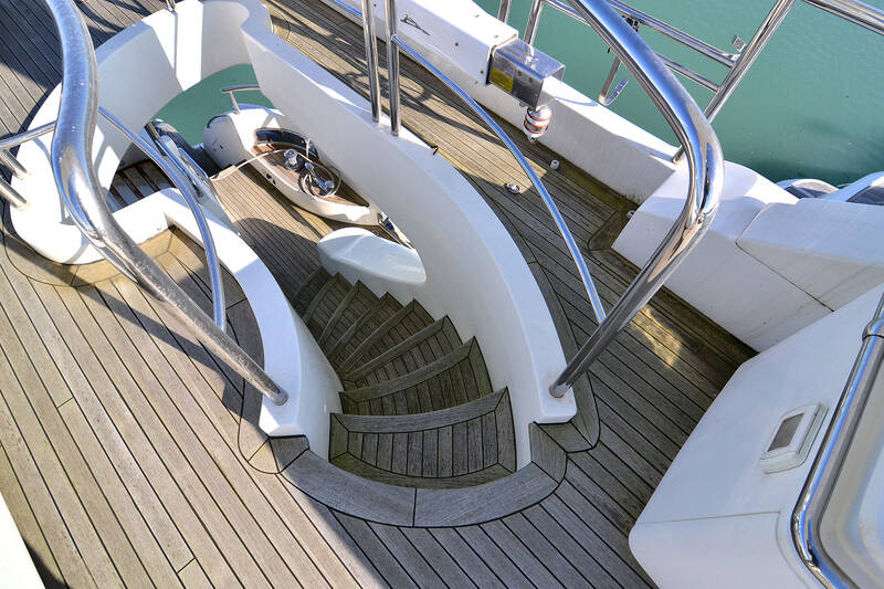 Steps from flybridge to cockpit