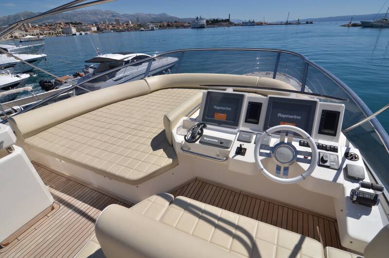 Helm station on flybridge