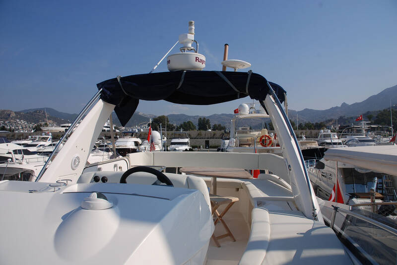 Control station on flybridge