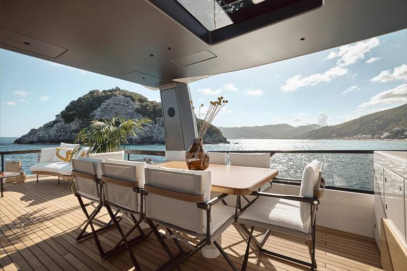 Dining area on flybridge