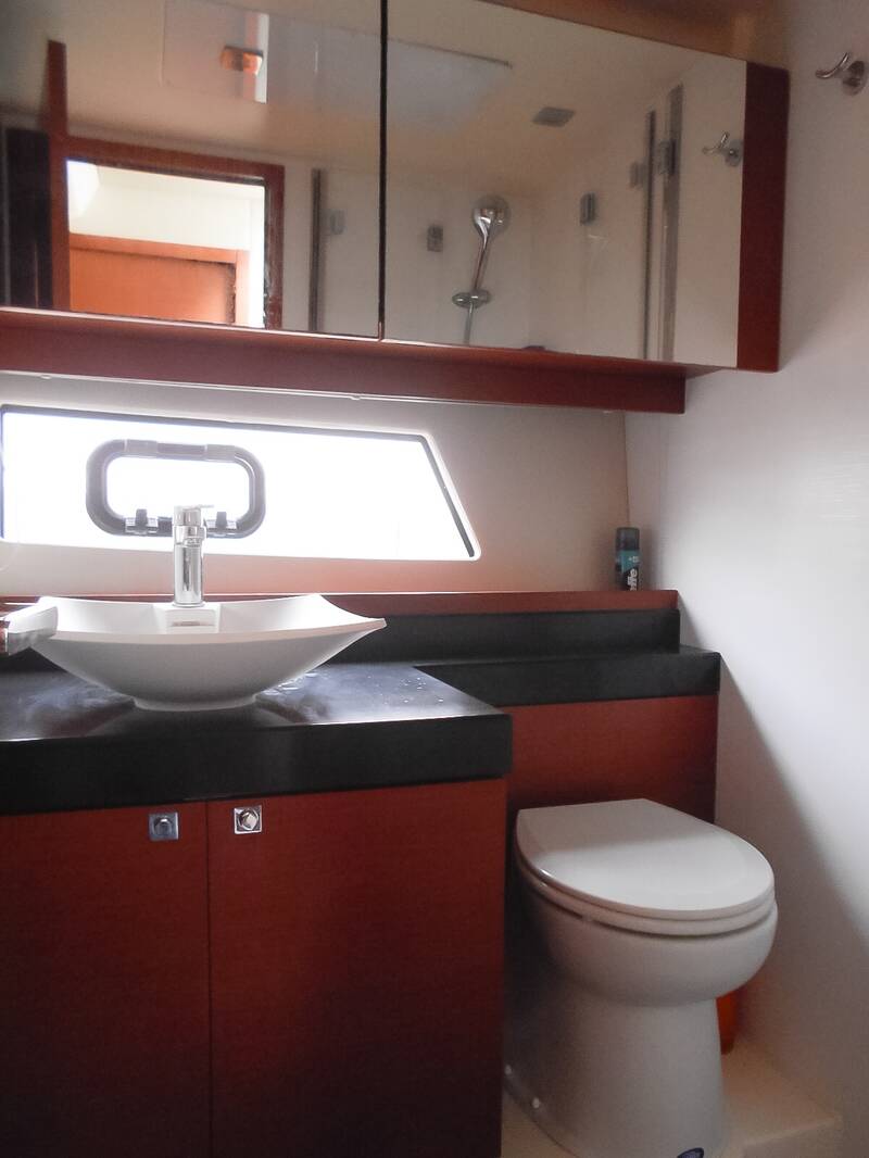 Portside guest head