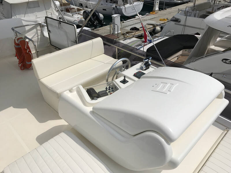 Helm station on flybridge