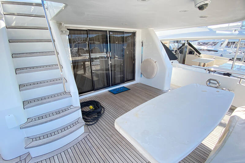 Dining area on cockpit