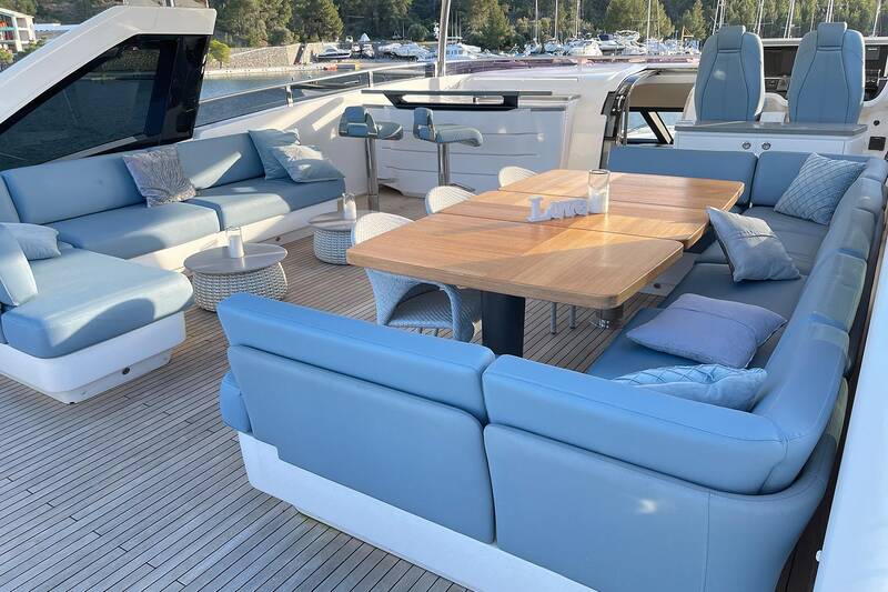 Dining area on flybridge