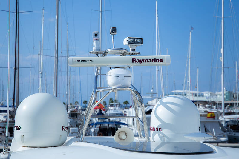 Mast with navigation instruments