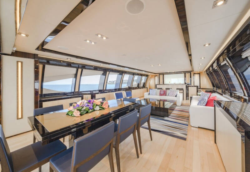 Dinette in main salon 