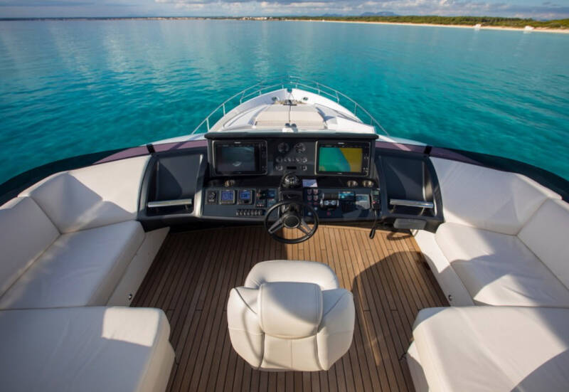 Helm station on flybridge 