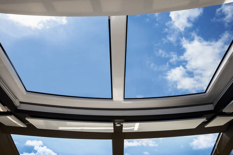 Hard top with sliding section ( only for the yacht version Coupe)