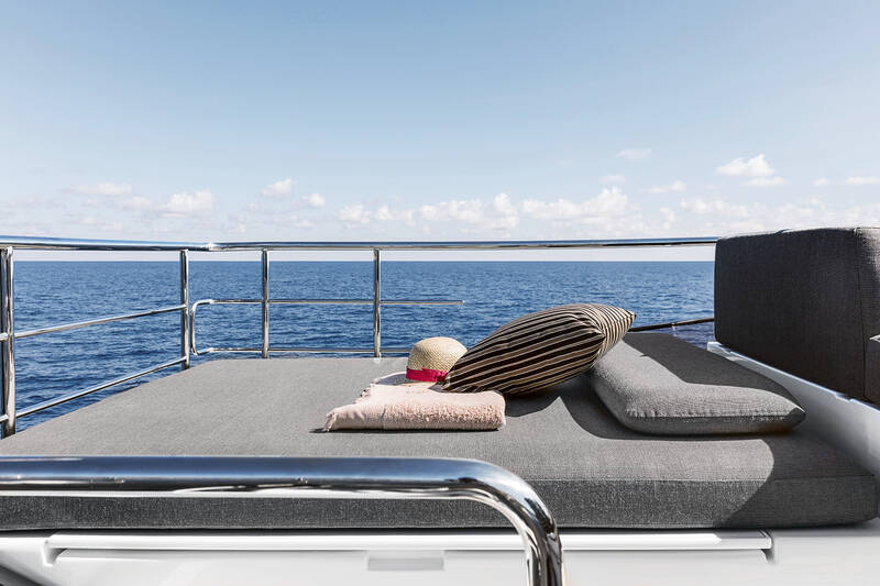 Sunbathing area on aft flybridge
