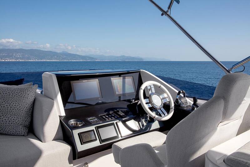 Helm station on flybridge