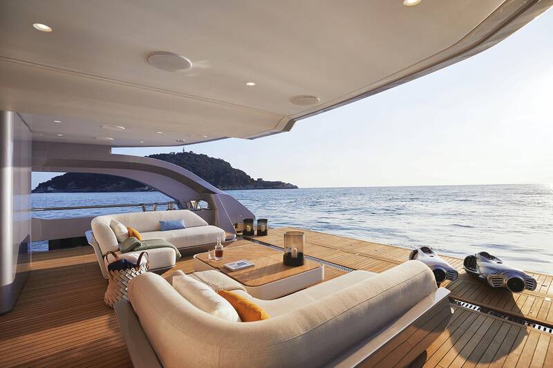 Beach club on aft