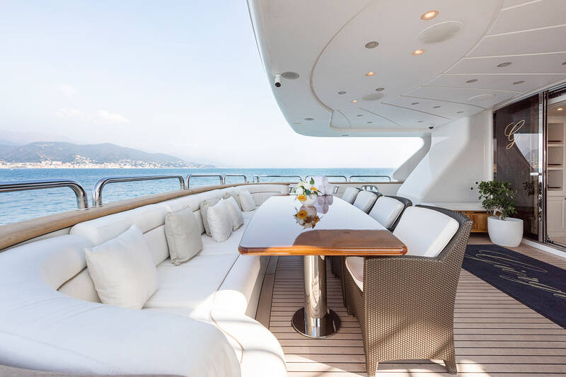 Cockpit maindeck dining