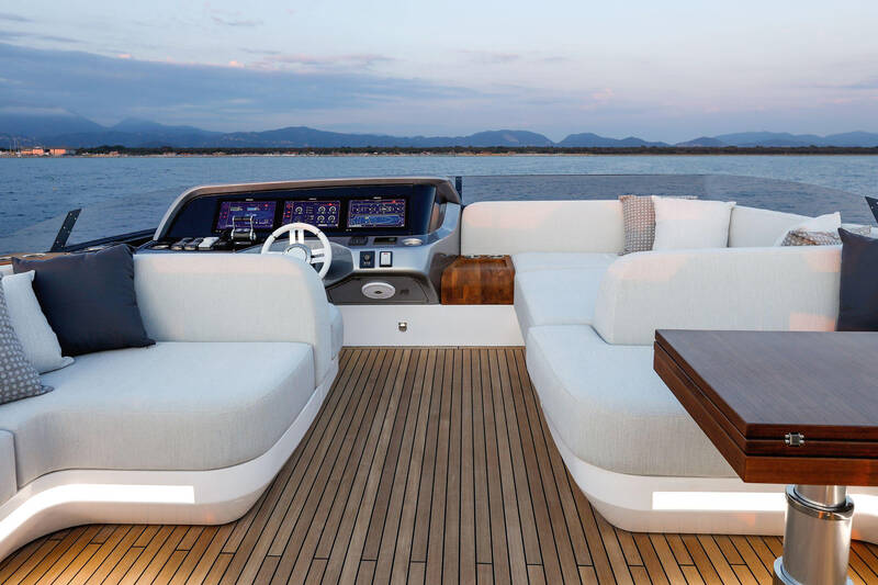 Helm station on flybridge