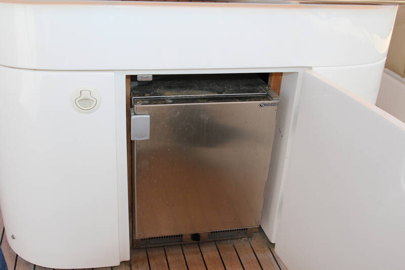 Wet bar on flybridge