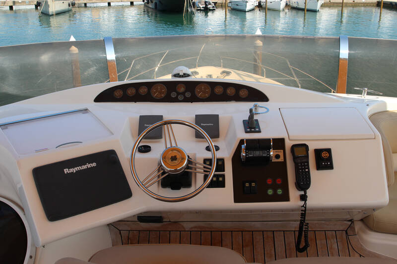 Helm station on flybridge