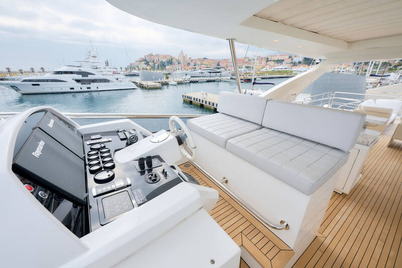 Sun deck helm station