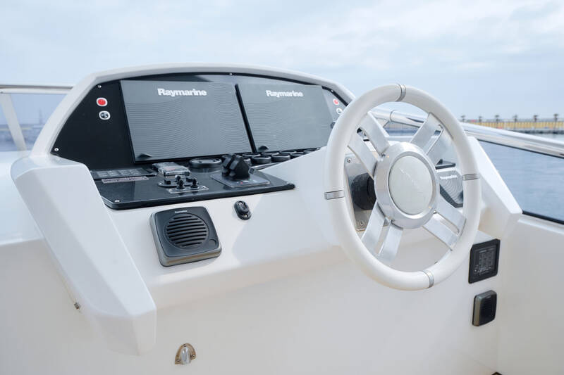 Sun deck helm station